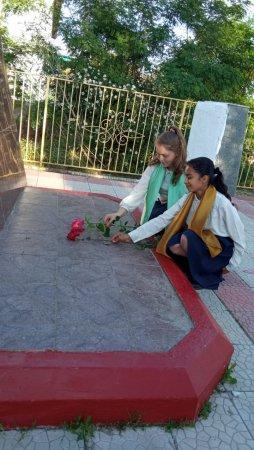 9 мамыр ,,жеңіс күніне,, орай майдангерлер ескерткішіне гүл шоқтарын қойды.